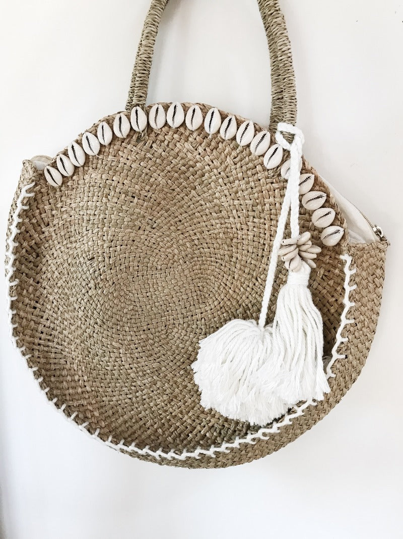 Panier paille coquillages et pompons blancs