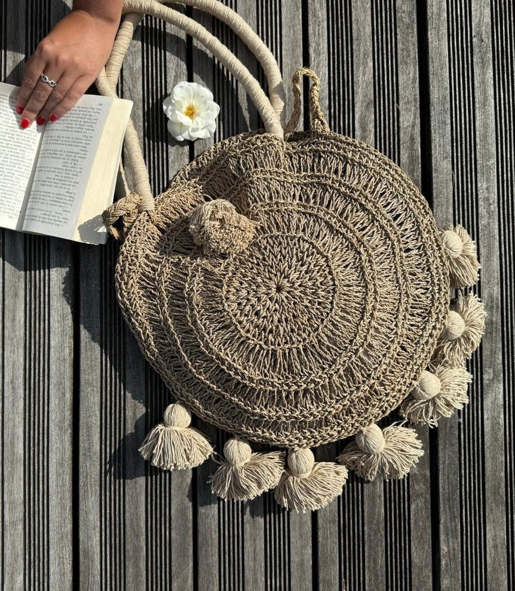 Panier rond en bamboo avec pompoms beiges