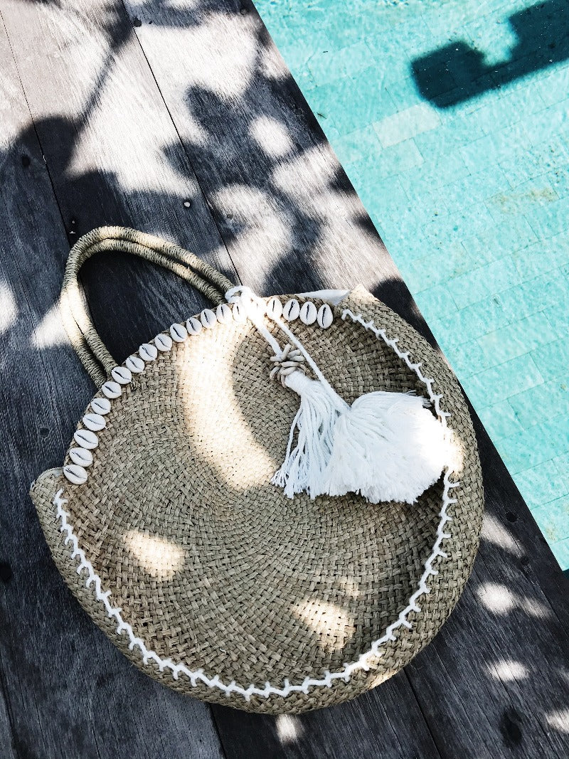 Panier paille coquillages et pompons blancs