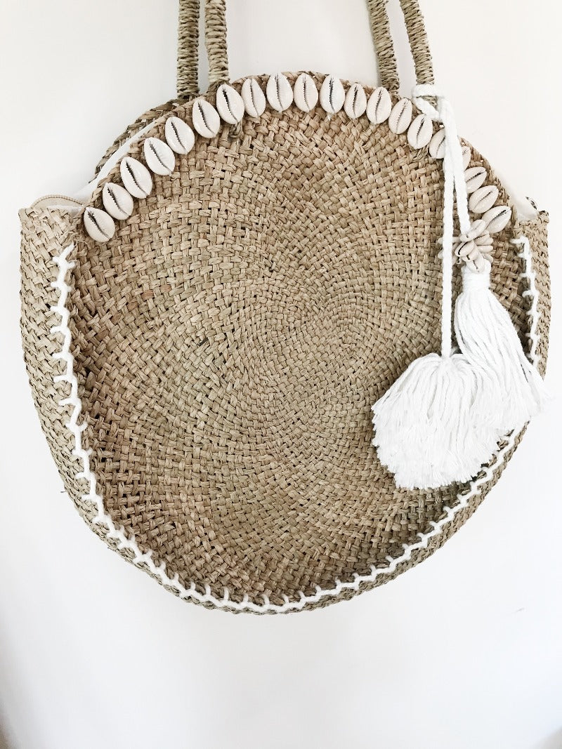 Panier paille coquillages et pompons blancs